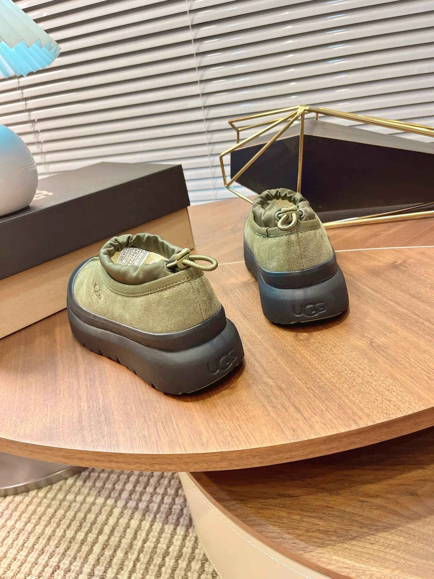 [UGG] P:500💰 Couple shoes Size: 35-44 [Wang Yibo's same style] UGG2025 new winter style Tasman fashion shoes for men and women 1144096 Ugg new fur shoes for autumn and winter, snow boots, same style for men and women ~ Handsome slip-on, lazy shoes, super easy to put on and take off ~ Suede cowhide fabric ~The soles are molded from original soles, not cheap rubber foam, but made of modern material. The characteristics of this material are that it is light, wear-resistant and non-slip. The outsole has a clear logo imprint, which is comparable to that of a store~